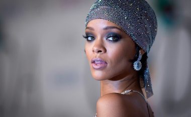 Fansi i obsesionuar vazhdon ta ndjekë Rihannën, shqetësohet këngëtarja (Foto)