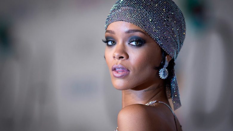 Fansi i obsesionuar vazhdon ta ndjekë Rihannën, shqetësohet këngëtarja (Foto)