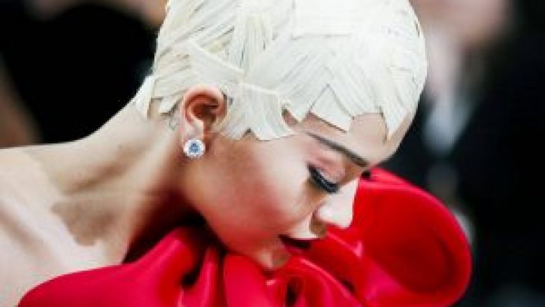 Rita Ora me stil të veçantë flokësh në Met Gala, komentohet nga të gjitha mediat botërore (Foto)