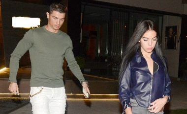 Ronaldo merr poza krahas të dashurës tejet seksi (Foto)