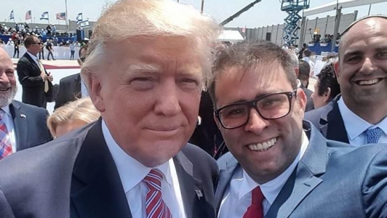 Deputeti shkel protokollin për një selfie me Trumpin (Foto)
