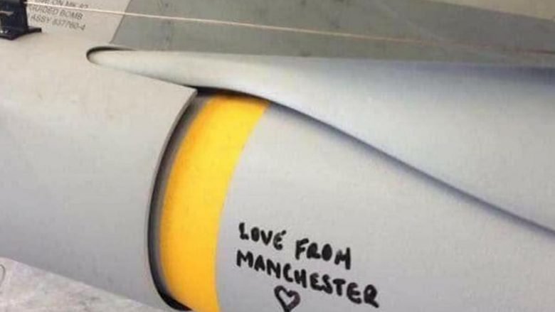 “Me dashuri nga Mançesteri”: Mesazhi i ushtarit britanik në bombën e hedhur mbi ISIS-in (Foto)