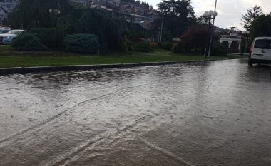 Shi i rrëmbyeshëm në Ohër, shkakton probleme për qytetarët (Foto)