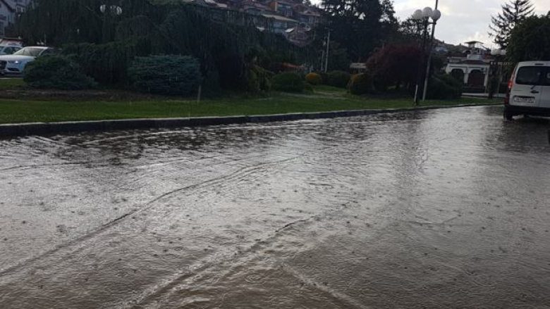 Shi i rrëmbyeshëm në Ohër, shkakton probleme për qytetarët (Foto)