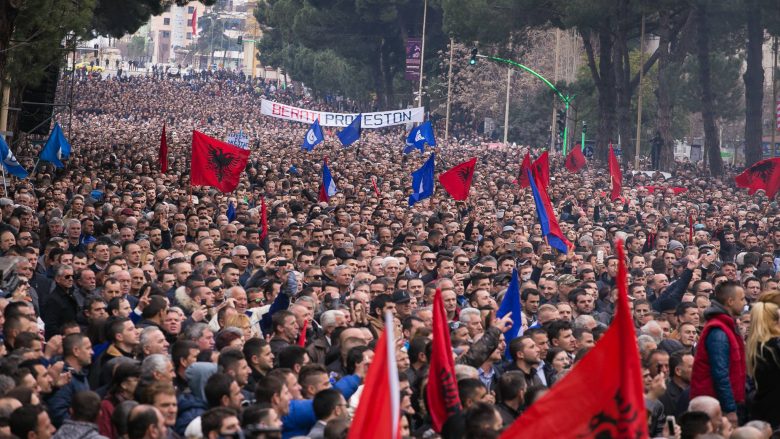 Lufta PD-PS përmes videove: Sa njerëz ishin në tubimin e demokratëve? (Video)