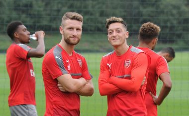 Ozil ia plotëson dëshirën Mustafit, e bën shqiponjën dy krenare me duar (Foto)