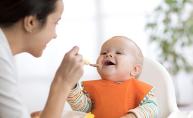 Për t’i mbrojtur nga alergjitë, ushqeni fëmijët me ushqime të forta që nga muaji i katërt