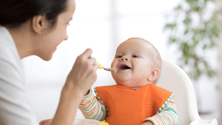 Për t’i mbrojtur nga alergjitë, ushqeni fëmijët me ushqime të forta që nga muaji i katërt