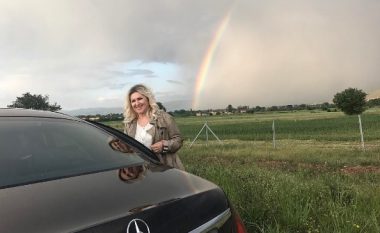 Shyhrete Behluli ndalon veturën në mes të rrugës për të bërë fotografi me peisazhin e ylberit (Foto)