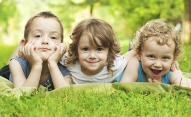 Fëmijët e vegjël janë më qesharakë dhe më të favorizuar nga prindërit, por fëmijët e parë janë më të suksesshëm