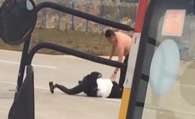 Diçka nuk po shkonte, çifti përleshen në pistë – pak para se të nisej aeroplani (Video)