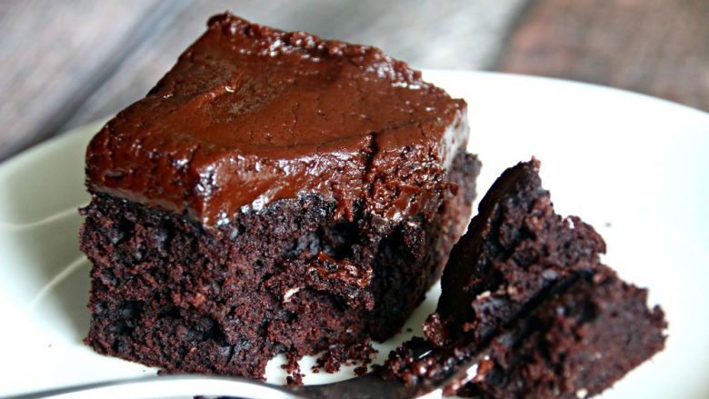 Tortë e mrekullueshme për vetëm 15 minuta: Ëmbëlsirë çokollate pa qumësht dhe vezë! (Video)