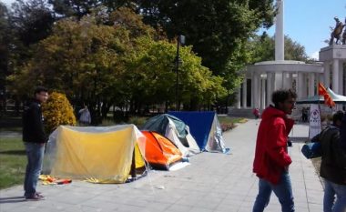 Prindërit e fëmijëve me nevoja të veçanta vendosën tendat para Kuvendit të Maqedonisë