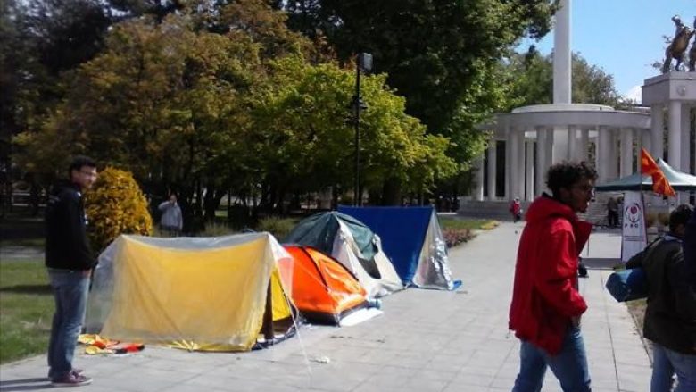 Prindërit e fëmijëve me nevoja të veçanta vendosën tendat para Kuvendit të Maqedonisë
