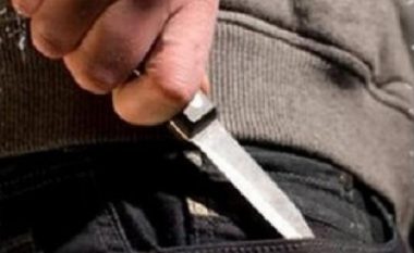 Theret me thikë një person në Ferizaj