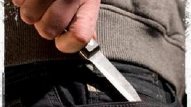 Theret me thikë një person në Ferizaj