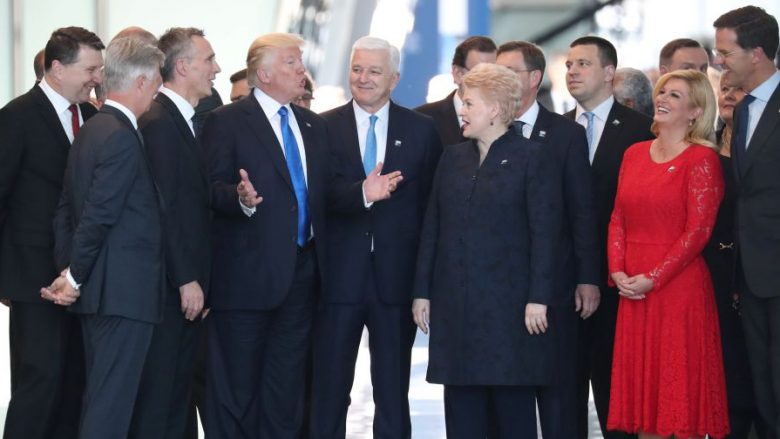 Trump shtyn kryeministrin e Malit të Zi, që të dalë ai në plan të parë (Video)