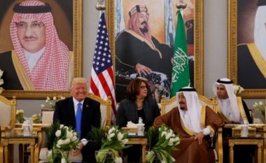 Trump nënshkruan marrëveshje me mbretin e Arabisë, 110 miliardë dollarë për armë