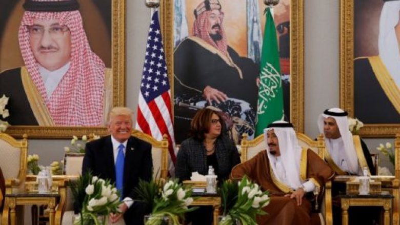 Trump nënshkruan marrëveshje me mbretin e Arabisë, 110 miliardë dollarë për armë