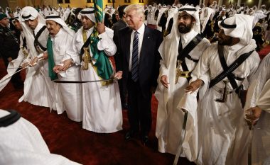 Presidenti Trump dhe Mbreti Salman hedhin vallen e shpatës (Video)