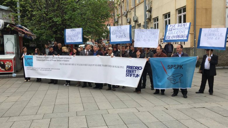 Pak punëtorë protestojnë për 1 Maj