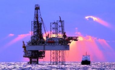Rënia e rezervave të naftës ul çmimet e naftës