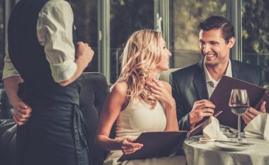 Këshilla për takimin e parë: Dy teknika të joshjes që jua garantojnë një takim të dytë