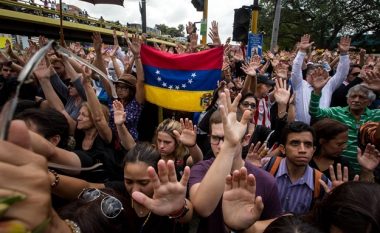 Ndihma hyn në Venezuelë, me gjithë pengesat nga qeveria