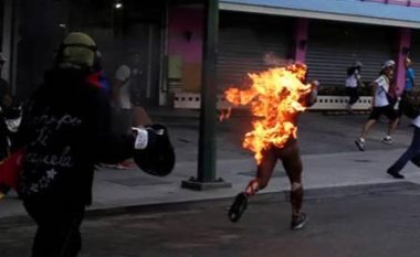 Pamje të rënda: Protestuesit djegin të gjallë proqeveritarin (Video)