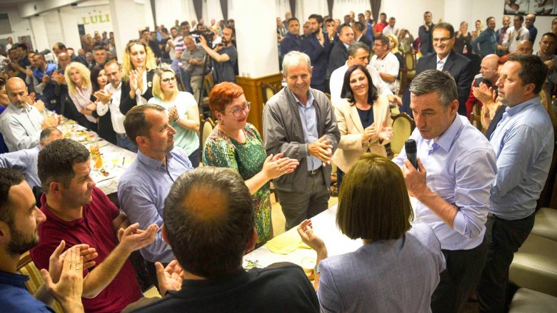 Veseli bën iftar me qindra miq të tij në Gjilan (Foto)