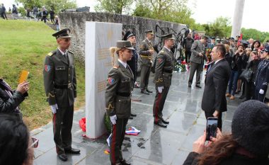 Vulin braktis ceremoninë komemorative në Austri, nuk e duron flamurin e Kosovës