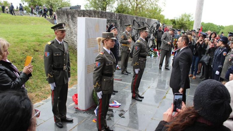 Vulin braktis ceremoninë komemorative në Austri, nuk e duron flamurin e Kosovës