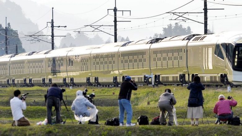 Super treni japonez: Aq luksoz është, sa që biletën mund ta fitoni vetëm me lotari (Foto/Video)