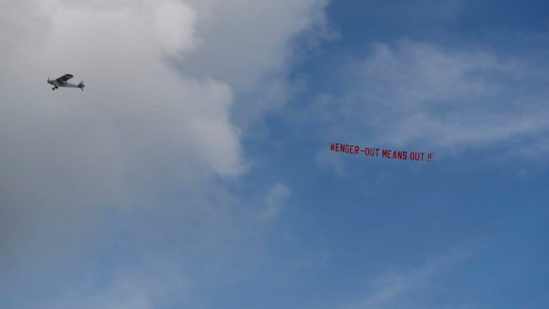 Tifozët e Arsenalit vazhdojnë të kërkojnë largimin e Wengerit, i kërkojnë edhe nga aeroplani (Foto/Video)