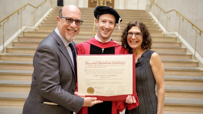 Diplomon pas 13 vjetëve Mark Zuckerberg (Foto)