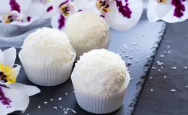 Ëmbëlsira më e shëndetshme që keni ngrënë ndonjëherë sa keni dëshiruar: Sfera kokosi nga vetëm dy përbërës!