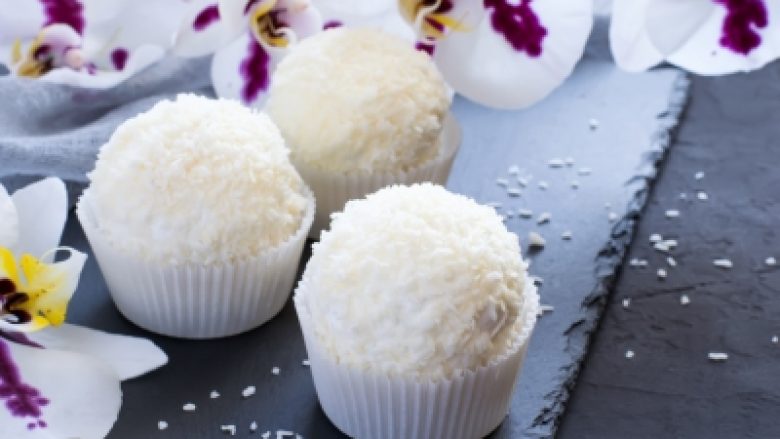 Ëmbëlsira më e shëndetshme që keni ngrënë ndonjëherë sa keni dëshiruar: Sfera kokosi nga vetëm dy përbërës!