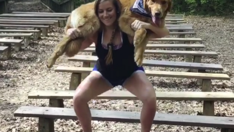 Trendi i ri i fitnesit: Ushtrimet squat me qen mbi shpatulla (Video)