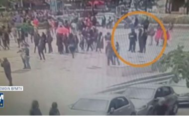 Publikohen pamjet kur sulmuesi  i Katedrales Notre Dame në Paris, godet me çekiç policin (Video)