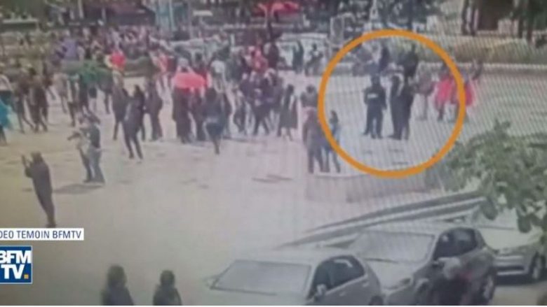 Publikohen pamjet kur sulmuesi  i Katedrales Notre Dame në Paris, godet me çekiç policin (Video)