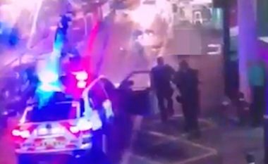 Publikohen pamjet e momentit të vrasjes së sulmuesve në Londër (Video, +18)