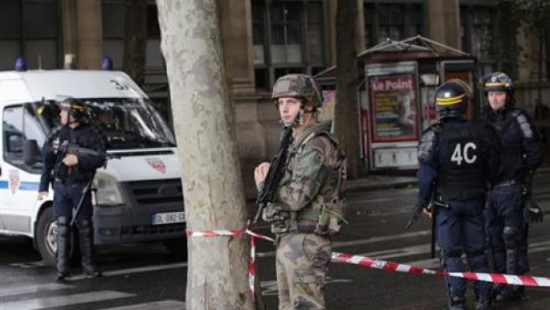 Sulmuesi i policit në Paris pranon se ka lidhje me Shtetin Islamik