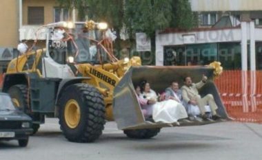 Alkool, cigare e lakuriqësi: Imazhe bizare të dasmave që ju bëjnë të qeshni (Foto)