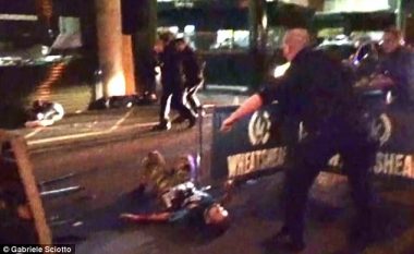 Publikohet momenti kur njëri nga terroristët që kryen sulmet në Londër, jep frymën e fundit në rrugë (Video, +16)