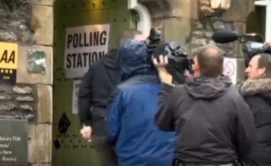 ​Plas sherri mes gazetarëve në qendrën e votimit (Video)