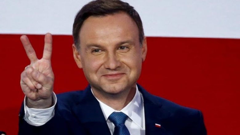 Presidenti polak paralajmëron referendum për refugjatët