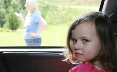 Arsyeja përse prindërit harrojnë fëmijët në veturë