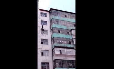 Burri i dehur kërcen nga kati i shtatë i ndërtesës, por shpëtohet nga ekipet e zjarrfikësve – pamjet e këtij momenti publikohen në internet (Video)