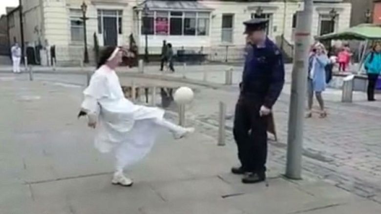 Motra e nderit dhe polici zhonglojnë me top në rrugët e Irlandës (Video)