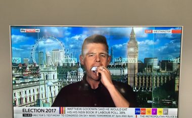 Ishte zotuar se do të ha librin e tij nëse ia huq rezultateve të zgjedhjeve në Britani, politologu detyrohet në transmetim live të gëlltit fletët (Foto/Video)